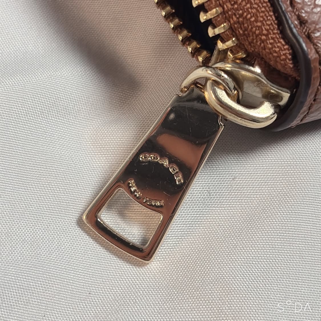 코치 브라운 레더 지퍼 장지갑 상품이미지5