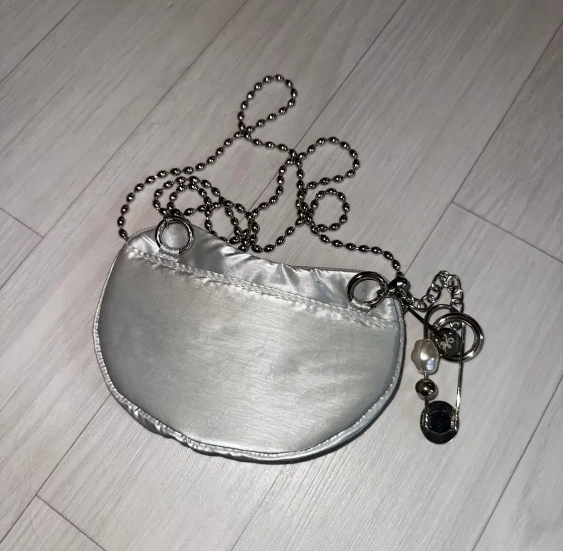 아코크 패블월렛 + 펄 핀 참 미니 크로스백 상품이미지2