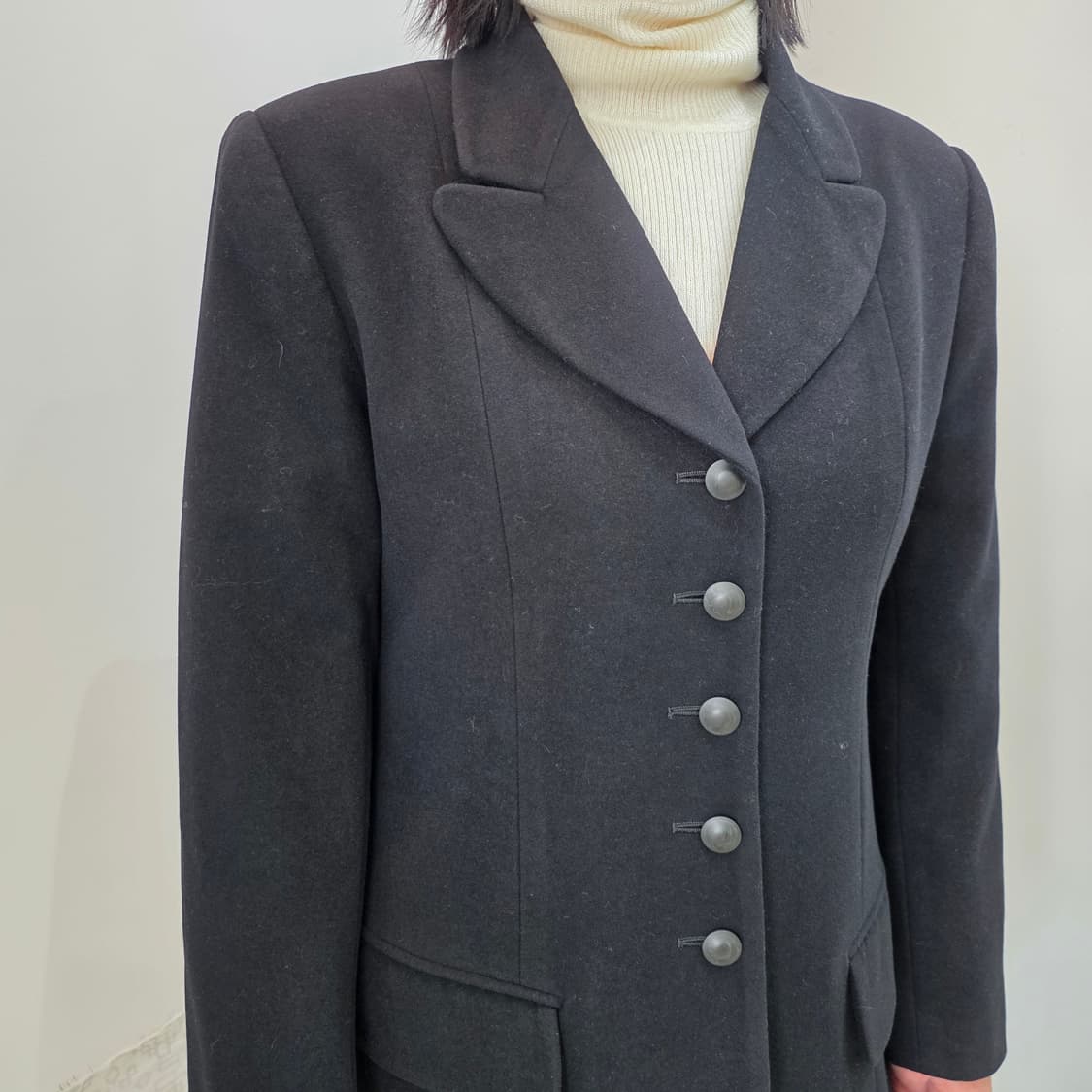 끌로에 여성 울 100 블랙 싱글 버튼 기본핏 자켓 상품이미지4