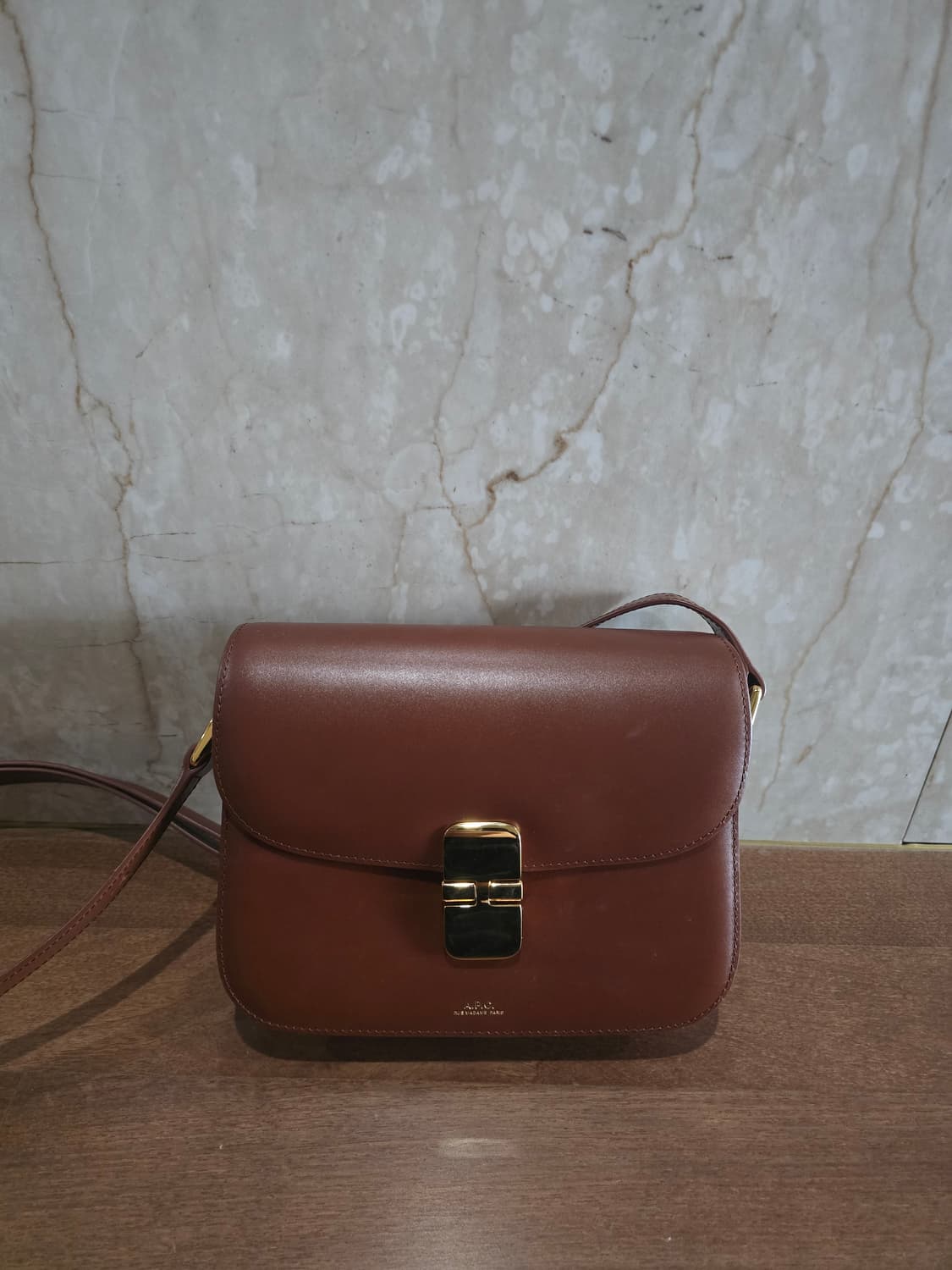 A.P.C. 아페쎄 그레이스 스몰백 브라운 상품이미지1
