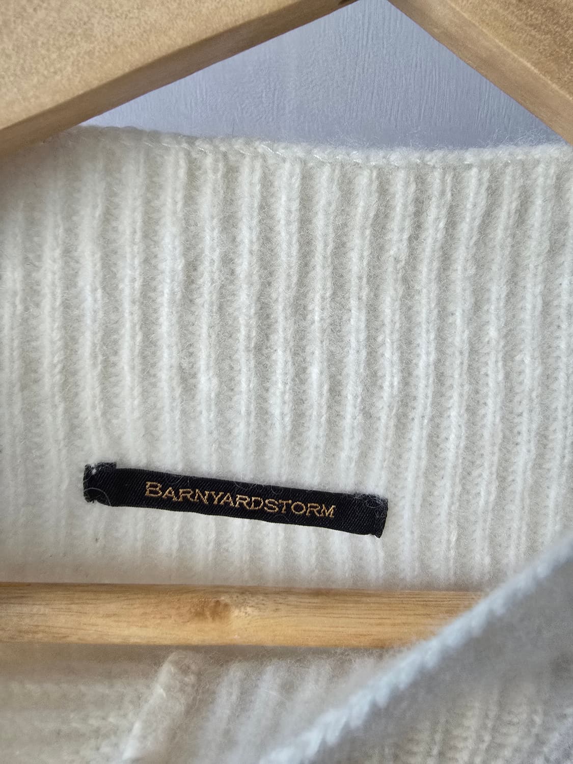 BARNYARDSTORM 비대칭 하이넥 크림 울니트 상품이미지5