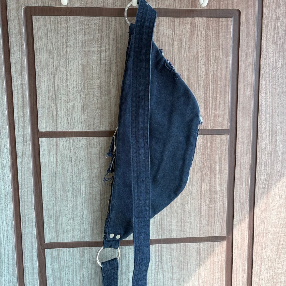 새상품(os) 비슬로우 커브드 라인 워싱 바디백 상품이미지3