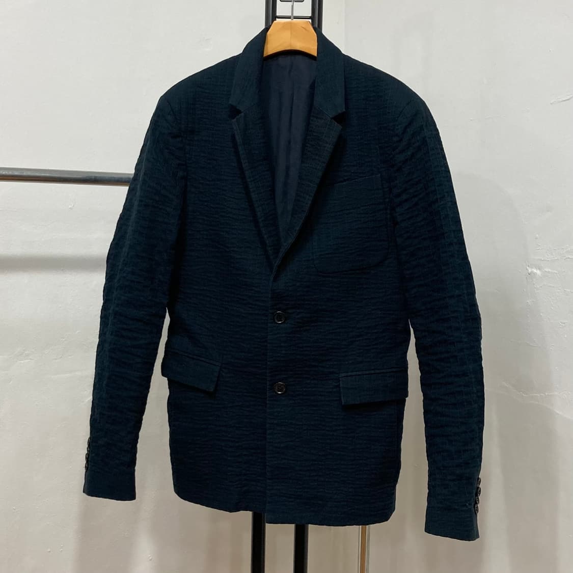 KRISVANASSCHE 시어사커 텍스처 투버튼 테일러드 자켓 상품이미지1