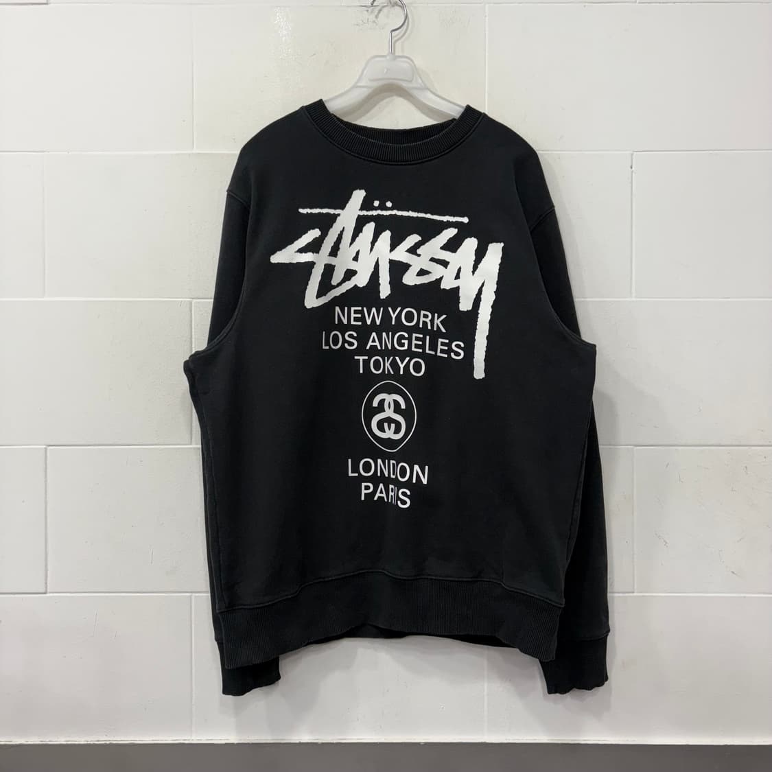 스투시 월드 투어 크루넥 맨투맨 상품이미지1