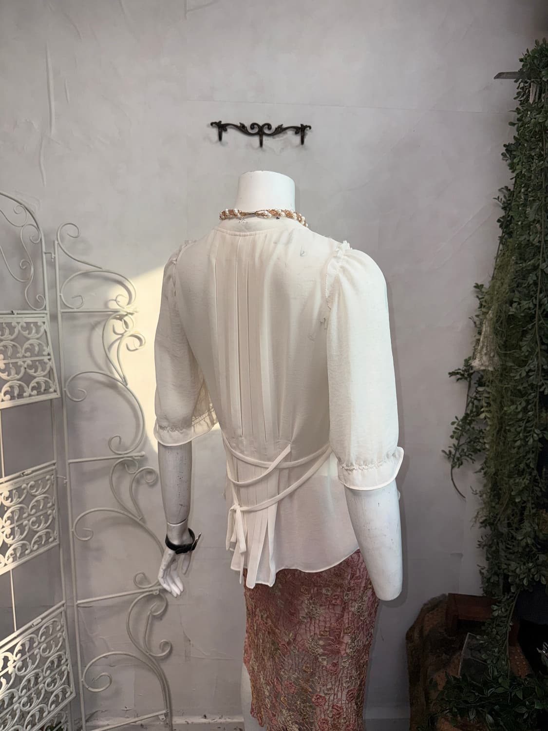 G-cut ivory draped flower silk sheer bl 상품이미지9