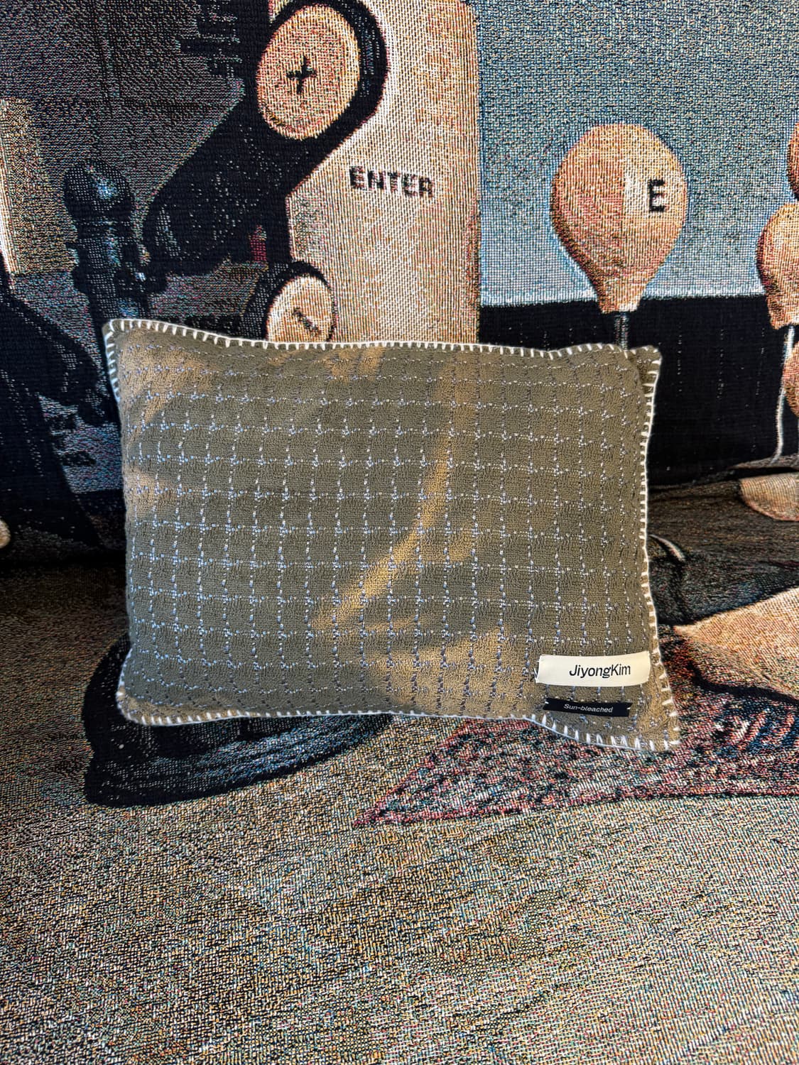 지용킴 쿠션 카키 상품이미지1