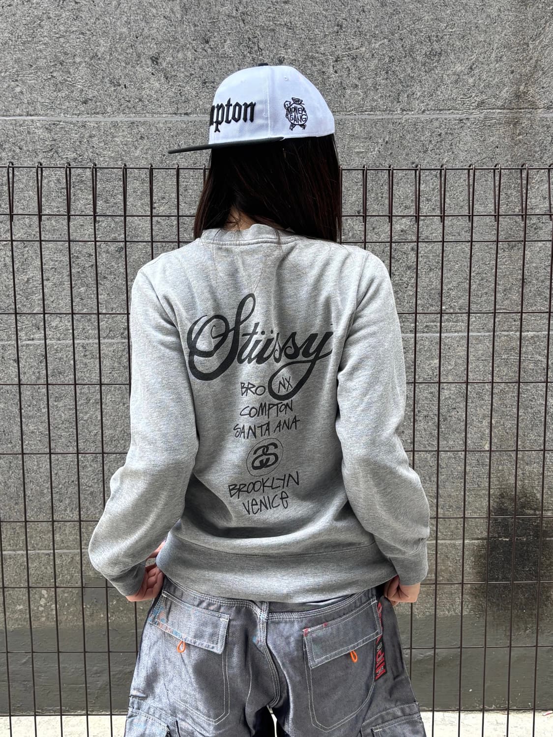 스투시 월드투어 그레이 맨투맨 상품이미지3