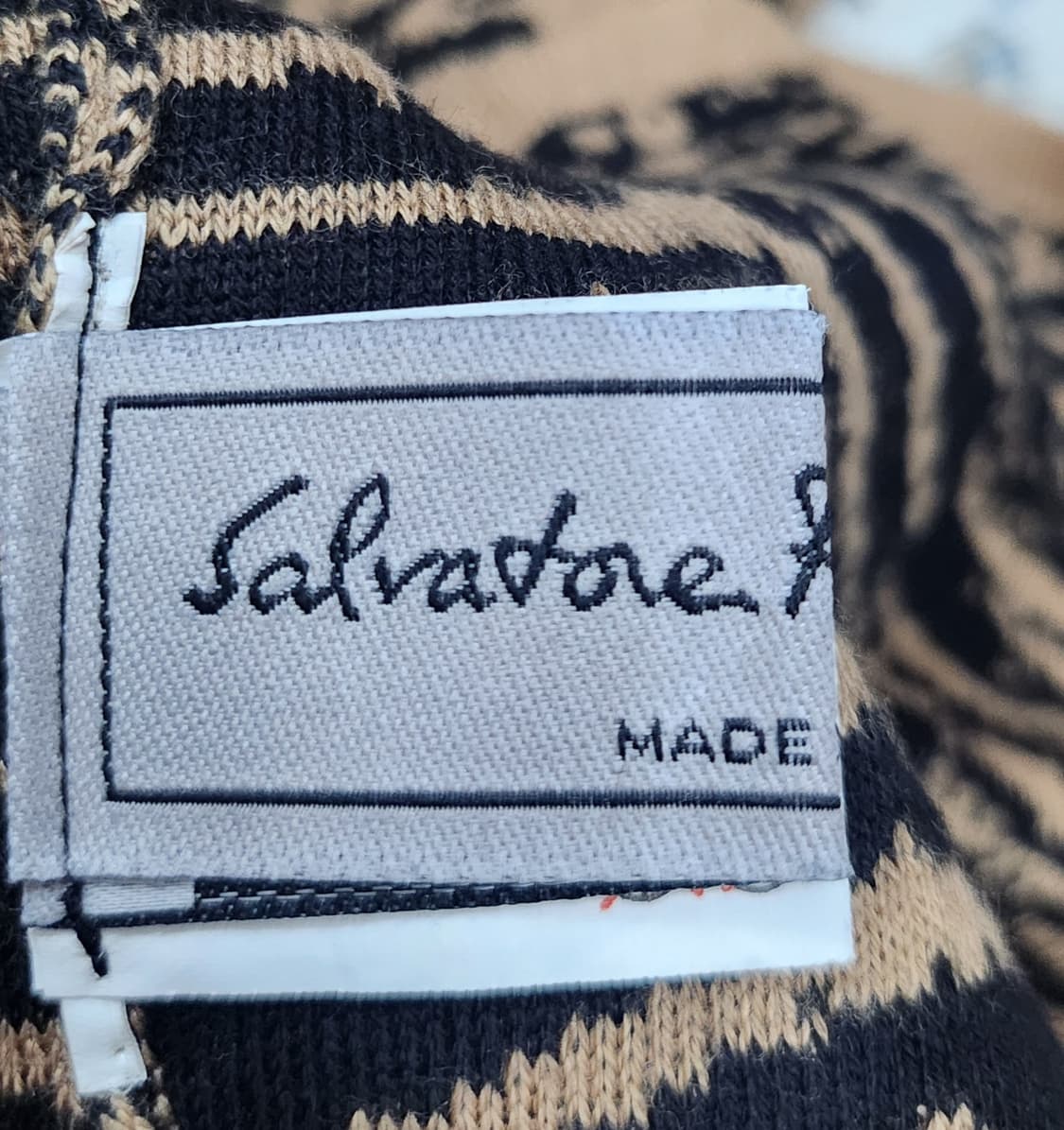 살바토레 페레가모 지브라패턴 모크넥니트 상품이미지4