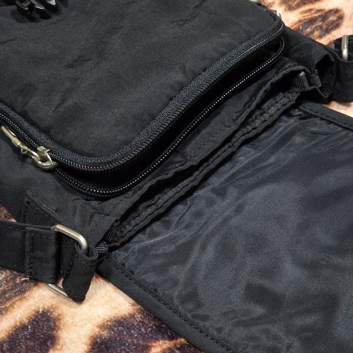 컬럼비아 코프코어 멀티포켓 테크 미니 크로스백 상품이미지5