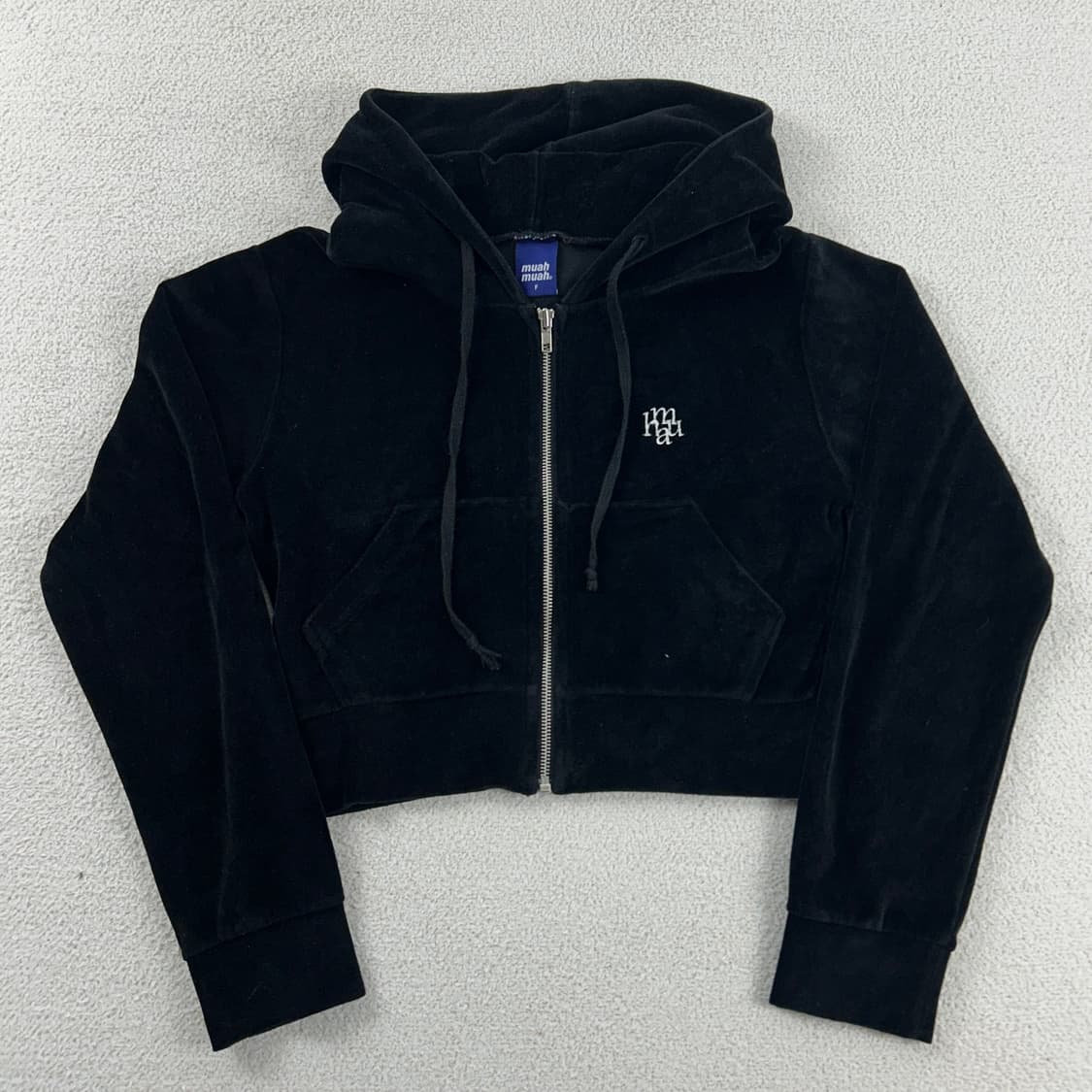 무아무아 자수로고 벨벳 크롭 후드집업 블랙 상품이미지2