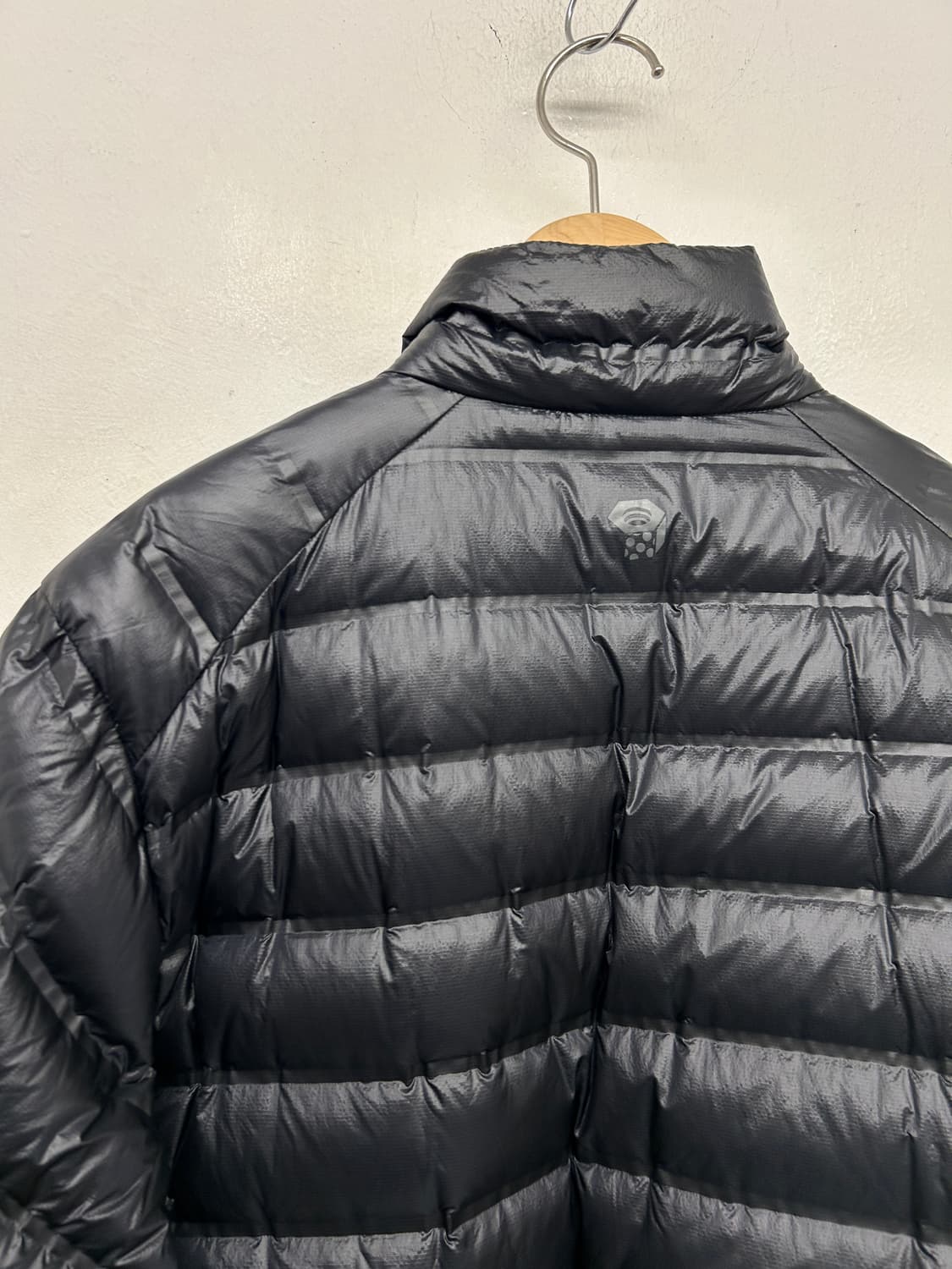 마운틴하드웨어 블랙 경량 패딩 상품이미지3