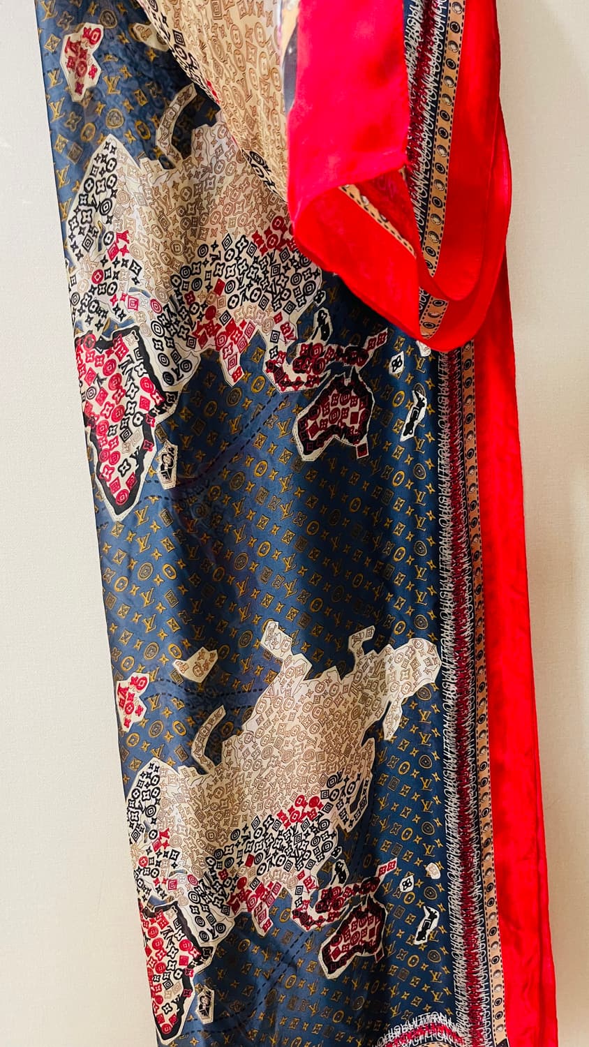 정품 루이비통 월드 맵 스퀘어 90 방도 실크 스카프. 구매가 120만원 상품이미지7