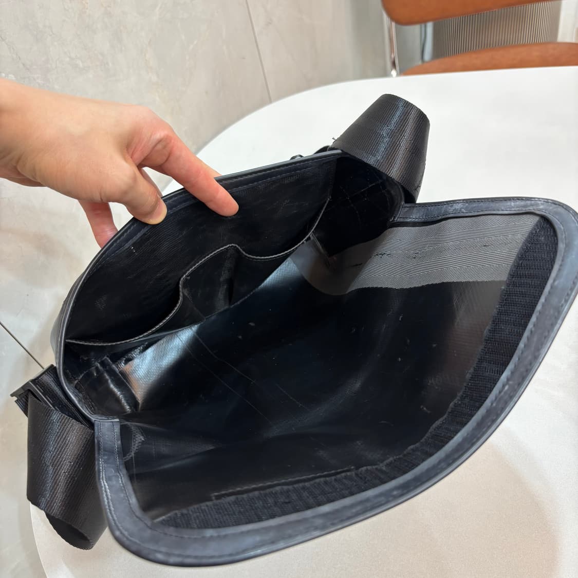 프라이탁 하파오 블랙 색상 크로스백 상품이미지10