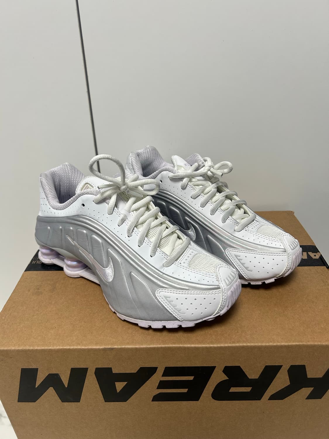 (W) 나이키 샥스 R4 화이트 앤 메탈릭 플래티넘 상품이미지2