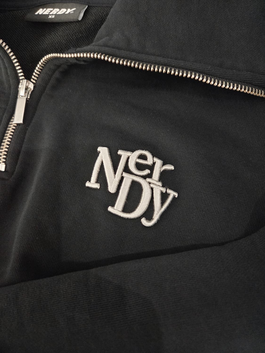 널디 NERDY 블랙 하프집업 크롭 맨투맨_XS 상품이미지4