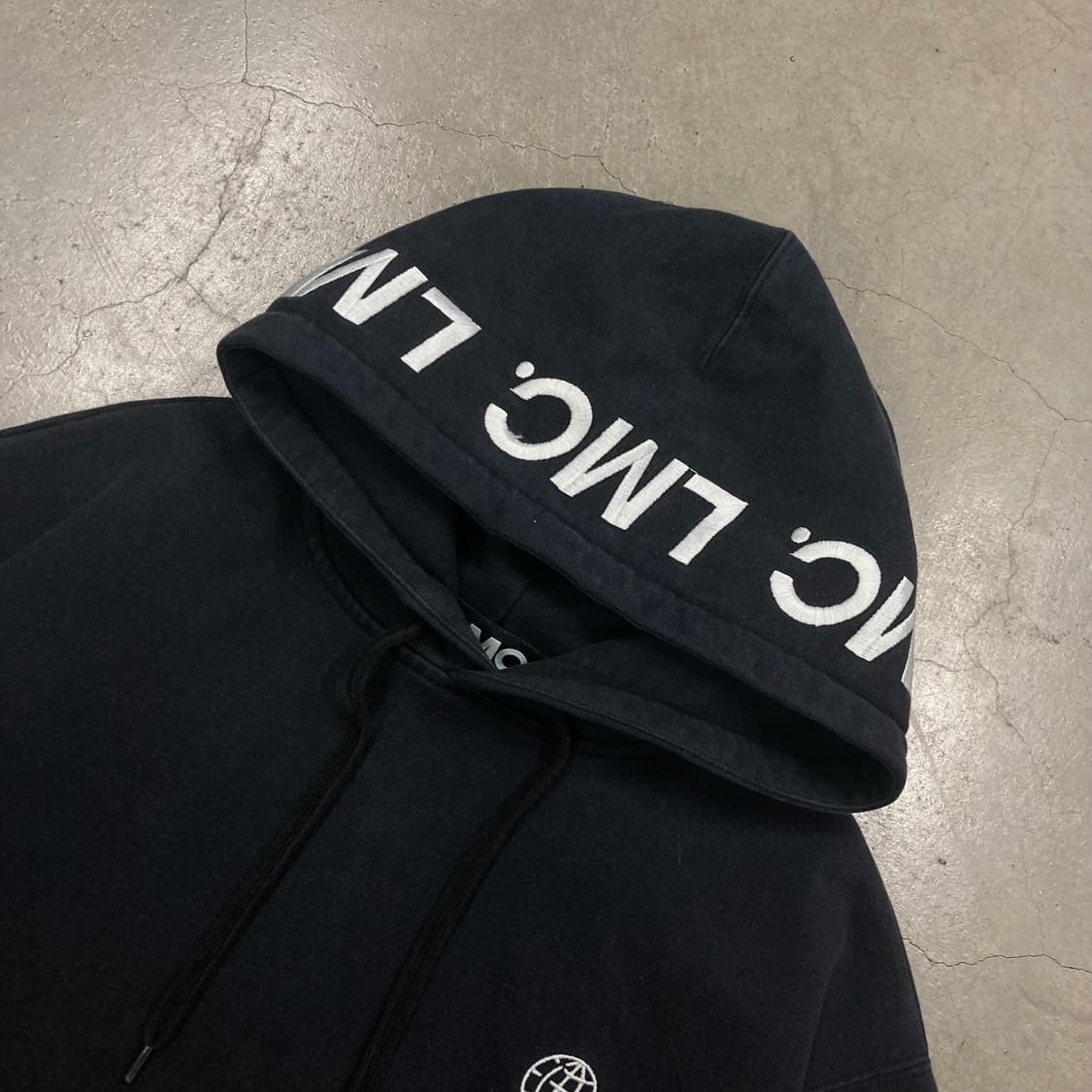 LMC 블랙 컬러 스펠아웃 후드티 상품이미지3