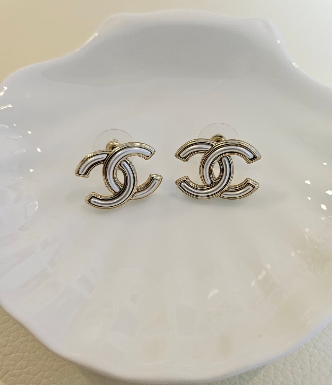샤넬 화이트레진 금장CC 스터드 귀걸이 업사이클링 상품이미지3