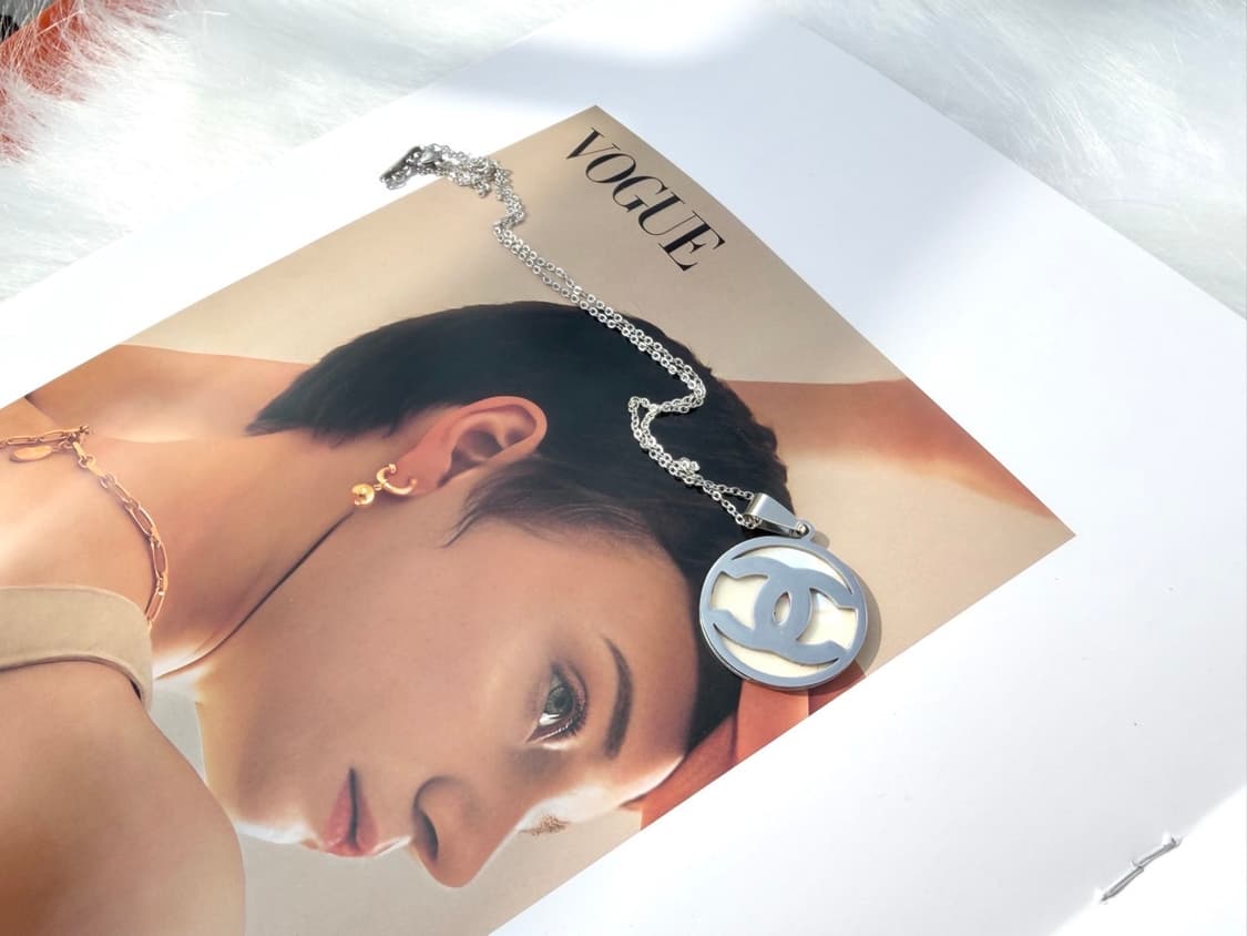 샤넬 실버 포인트 원형 로고 목걸이 상품이미지5