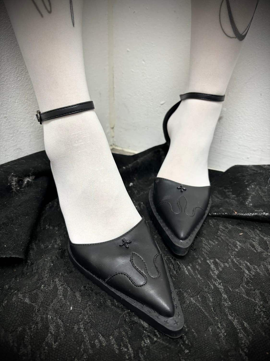 “Vintage” Cross Detail Gothic Mood Shoes 상품이미지3