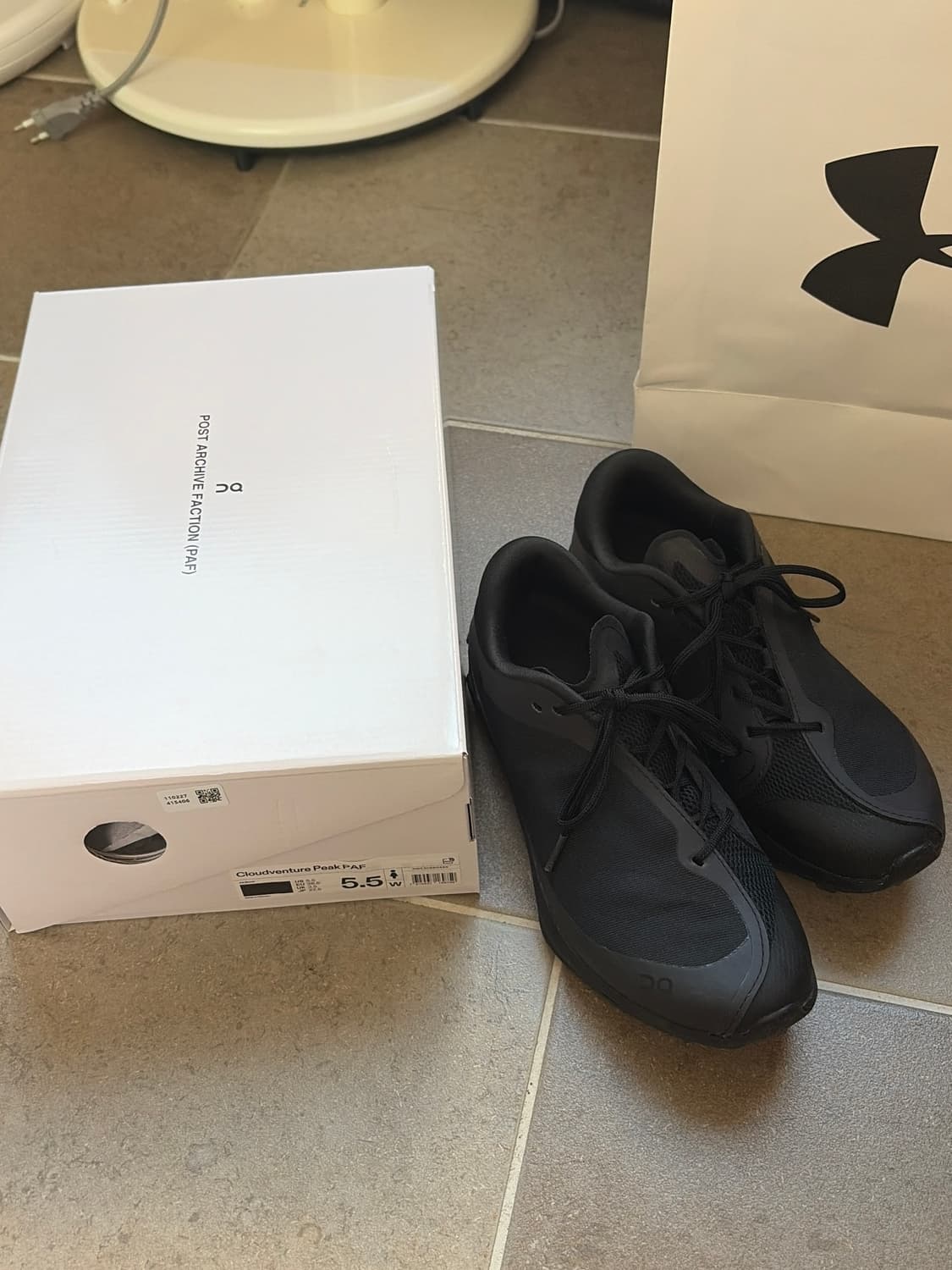 (W) 온 러닝 x 파프 클라우드벤쳐 피크 올블랙 상품이미지1