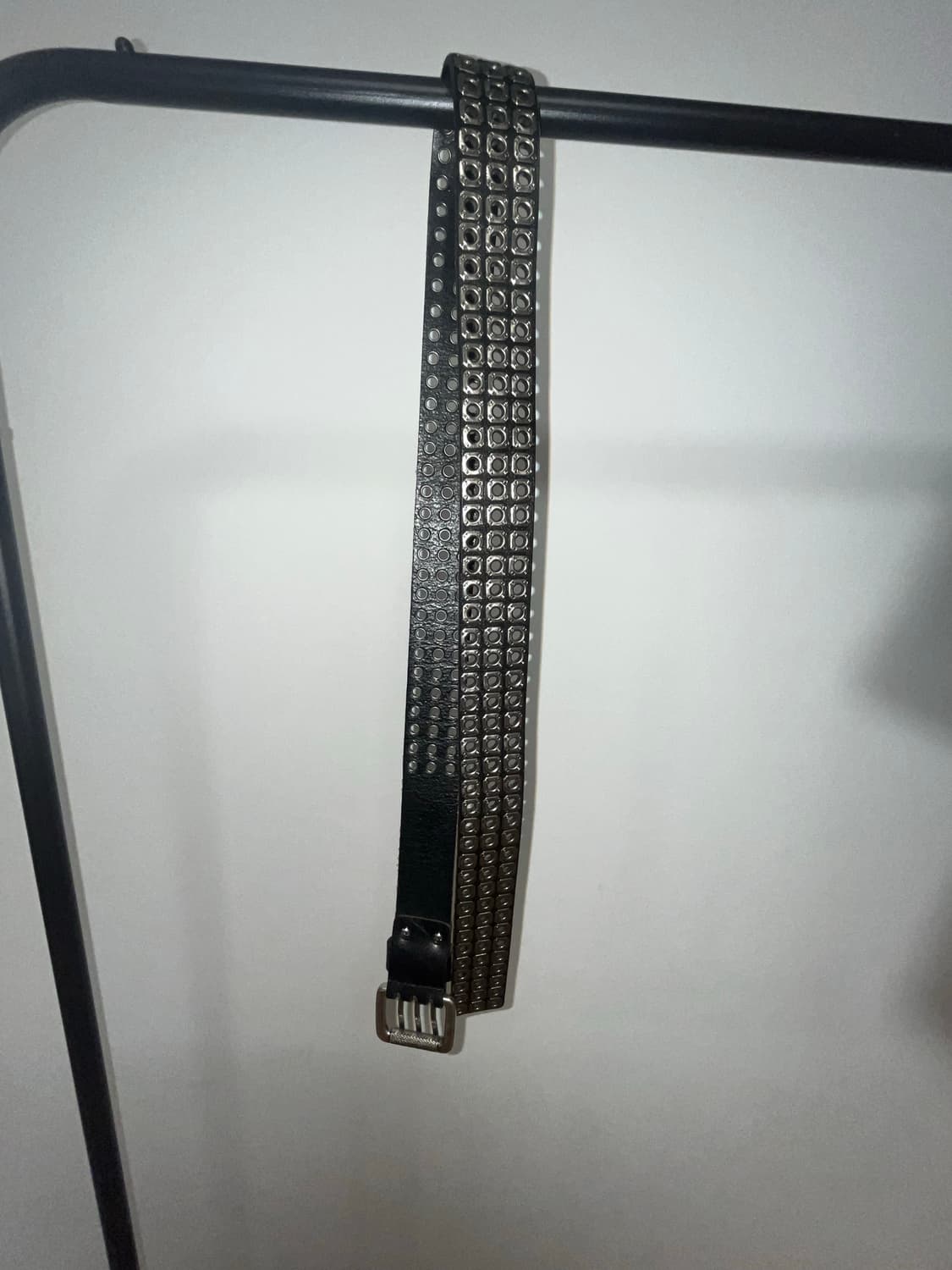 펑크 스타일의 검은색 가죽 아일렛 벨트입니다.  상품이미지3