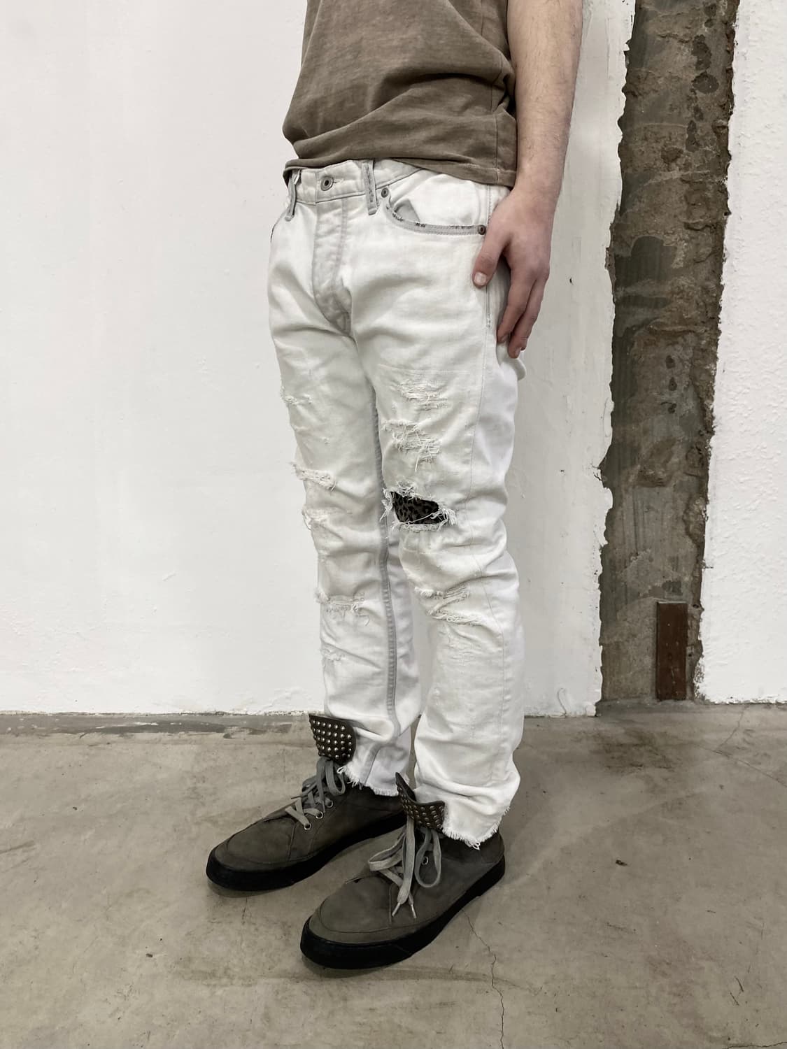 이사무 카타야마 레더 믹스 디스트레스드 팬츠 상품이미지1