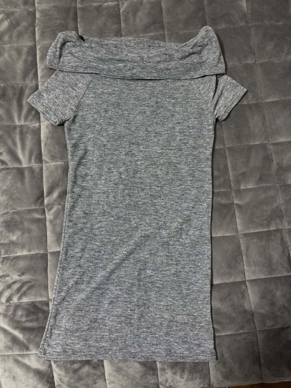 아워캐비넷 회색 오프숄더티 상품이미지2