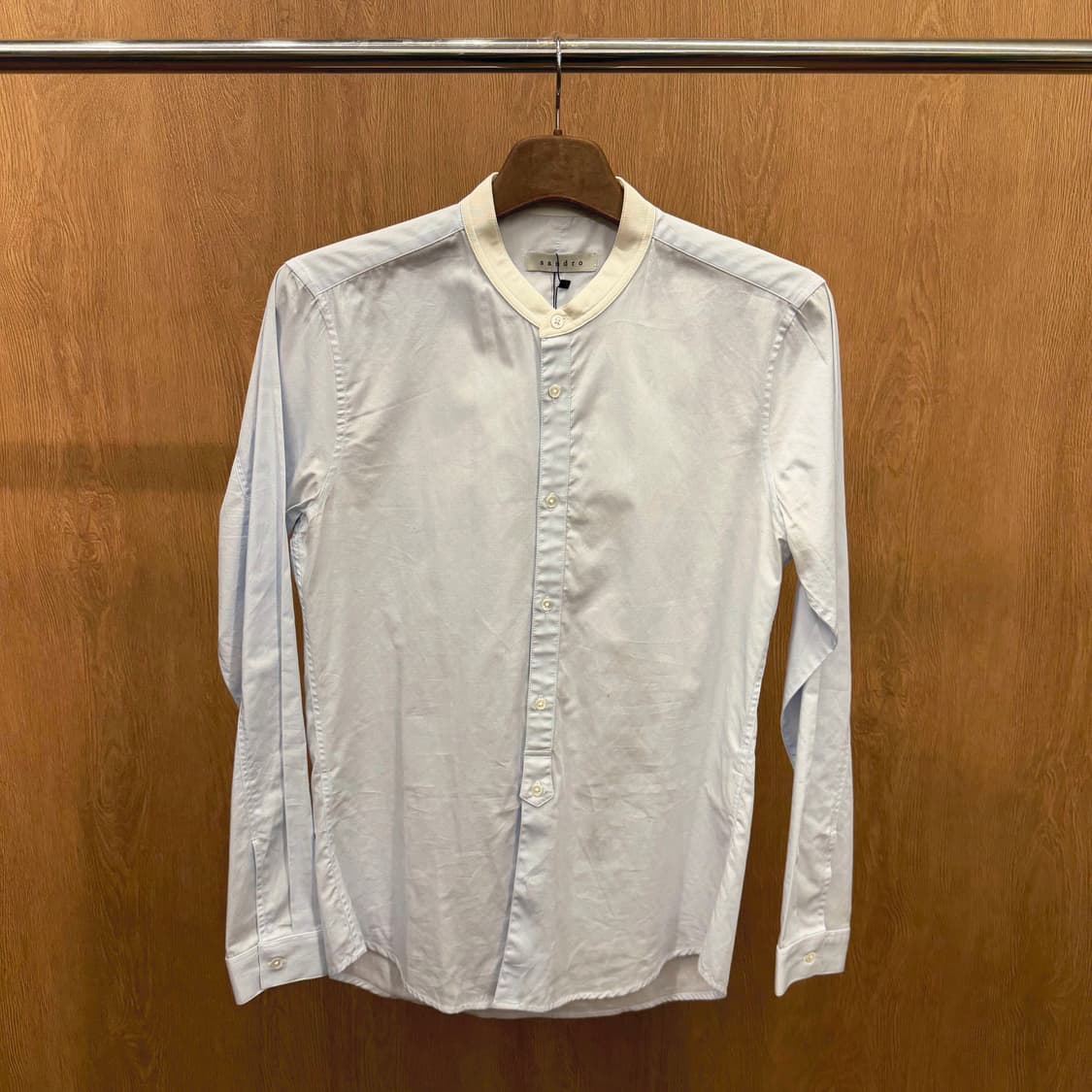 산드로 코튼 긴팔 셔츠 아이보리 라운드 배색 카라 디테일 라이트 블루 상품이미지2