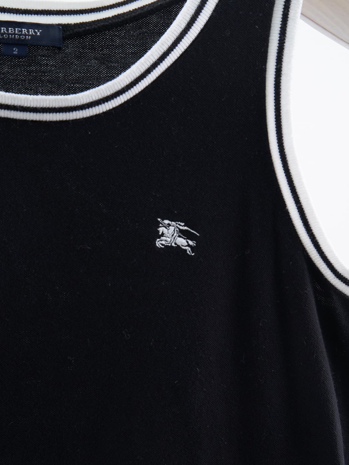 Burberry 블랙라벨 탑 블랙 배색 디테일 슬리브리스 상품이미지5
