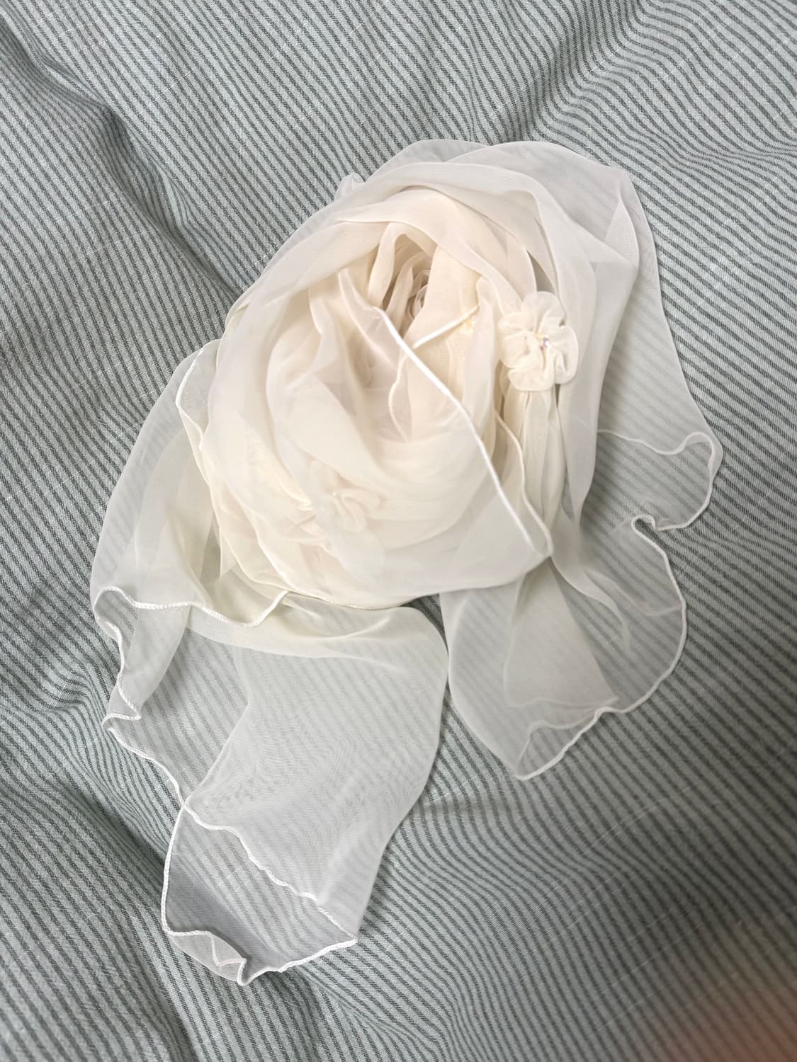 [새상품] 화이트 플라워 장식 시폰 스카프 상품이미지1