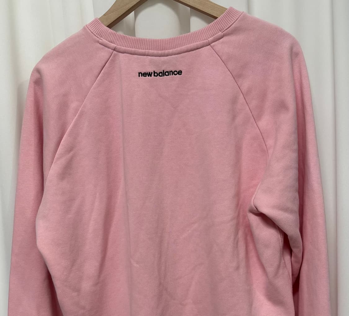뉴발란스 스몰로고 맨투맨 핑크 상품이미지5