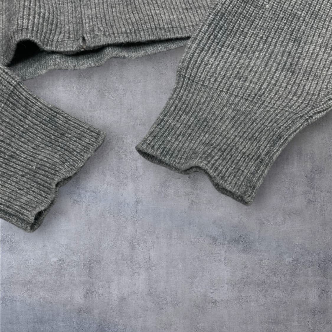 숲 SOUP 그레이 레터링 하이넥 크롭 니트 집업  상품이미지5