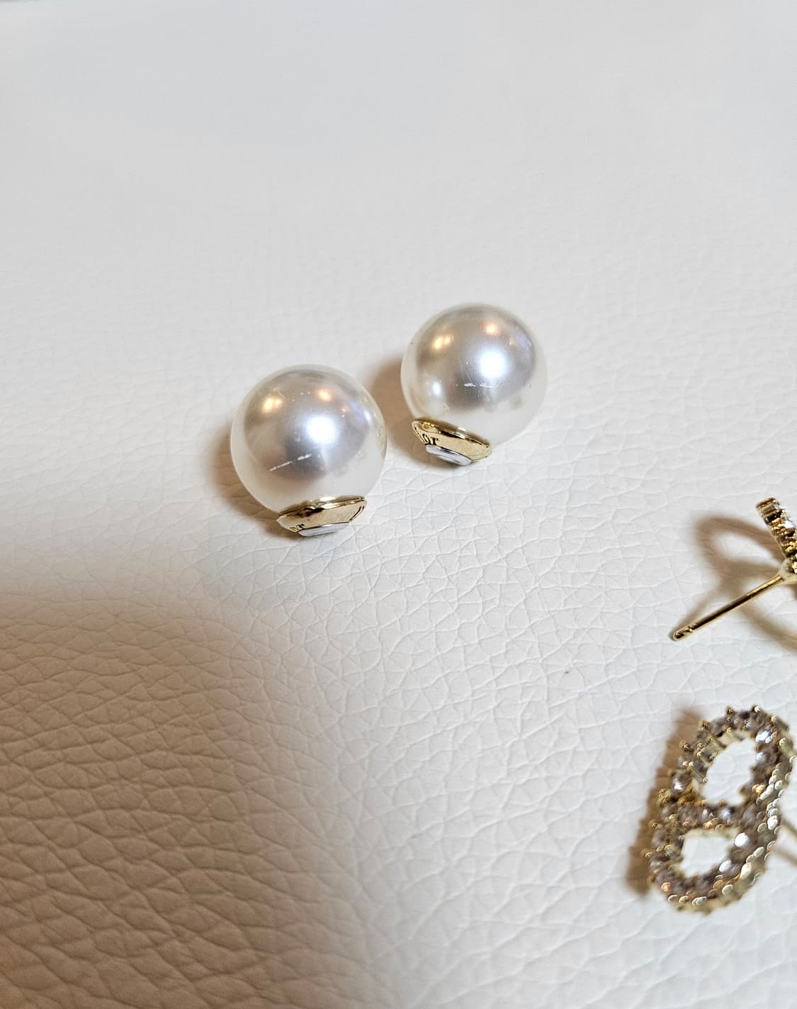 디올 업사이클링 투웨이 골드 진주귀걸이 상품이미지6