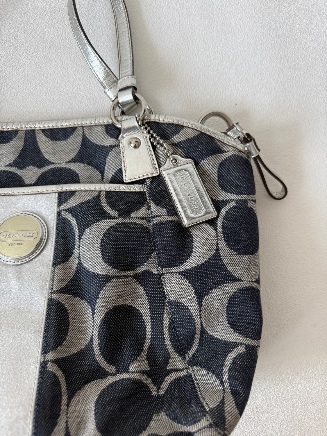 코치(COACH) 모노그램 데님 토트백(크로스 가능) 상품이미지3