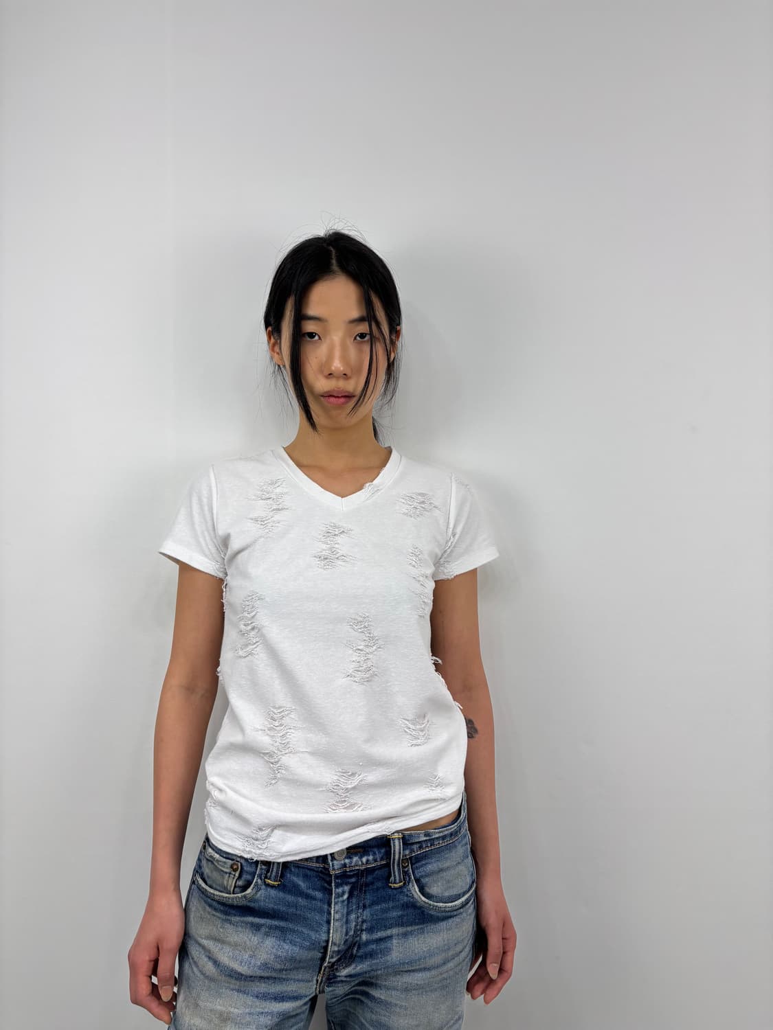 DISTRESSED V NECK TEE 상품이미지6