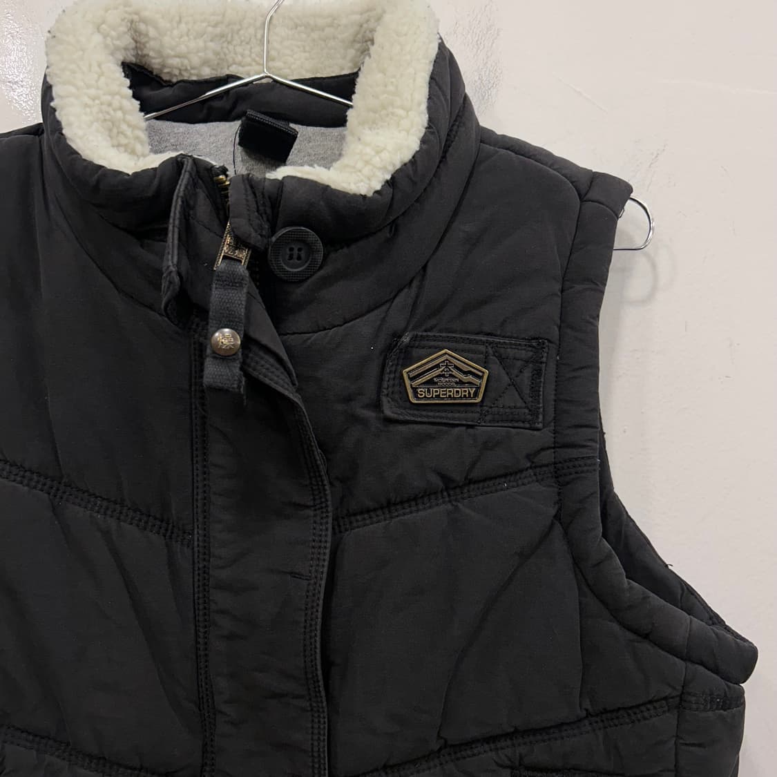 슈퍼드라이 재팬 털 카라 황동와펜 조끼 패딩 상품이미지1