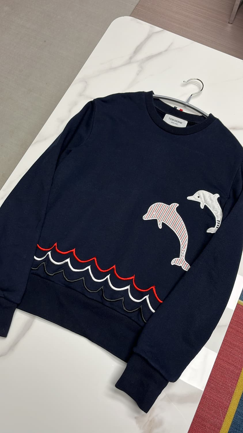 톰브라운 자수 돌고래 네이비 맨투맨  상품이미지1