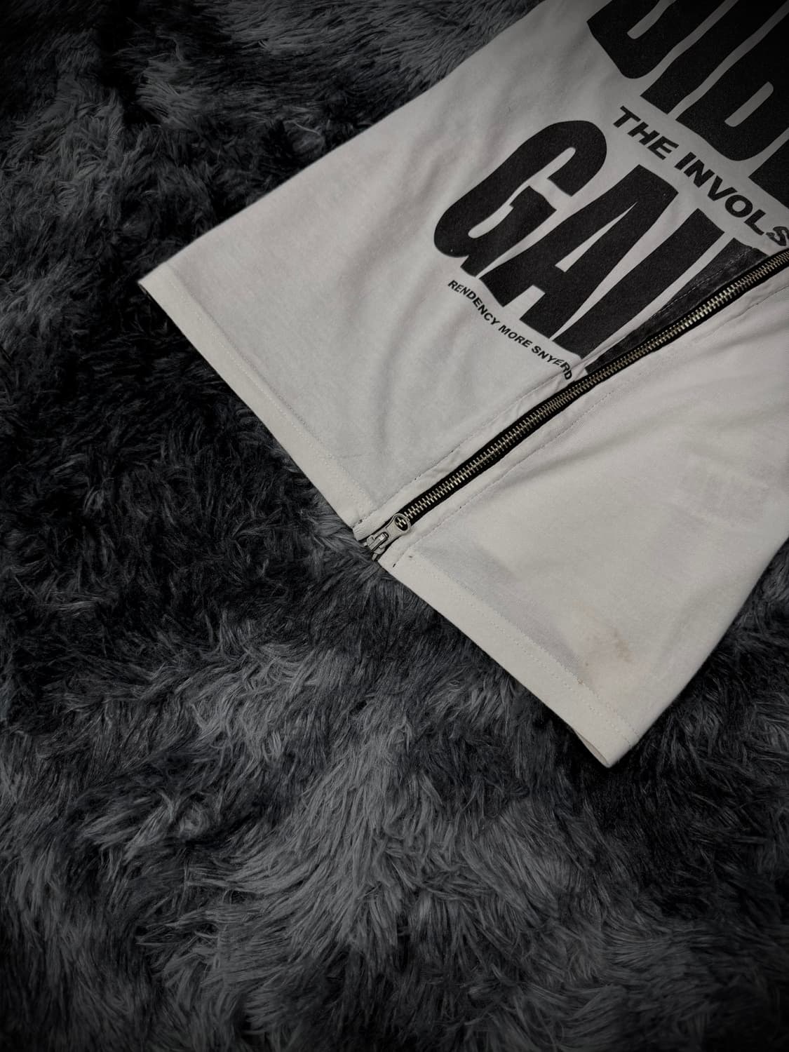 Maison Gilfy 언발 지퍼 레터링 화이트 오프숄더 반팔 티셔츠 상품이미지4