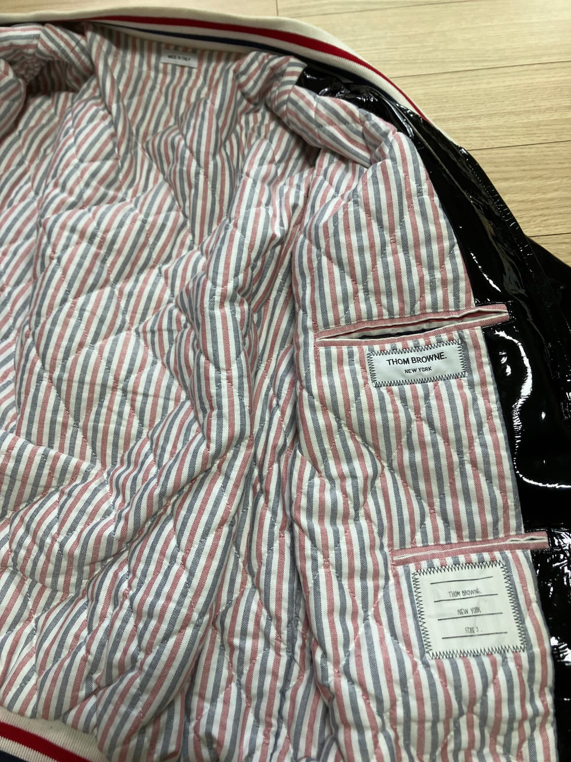 톰브라운 페이던트 바시티 자켓 상품이미지7