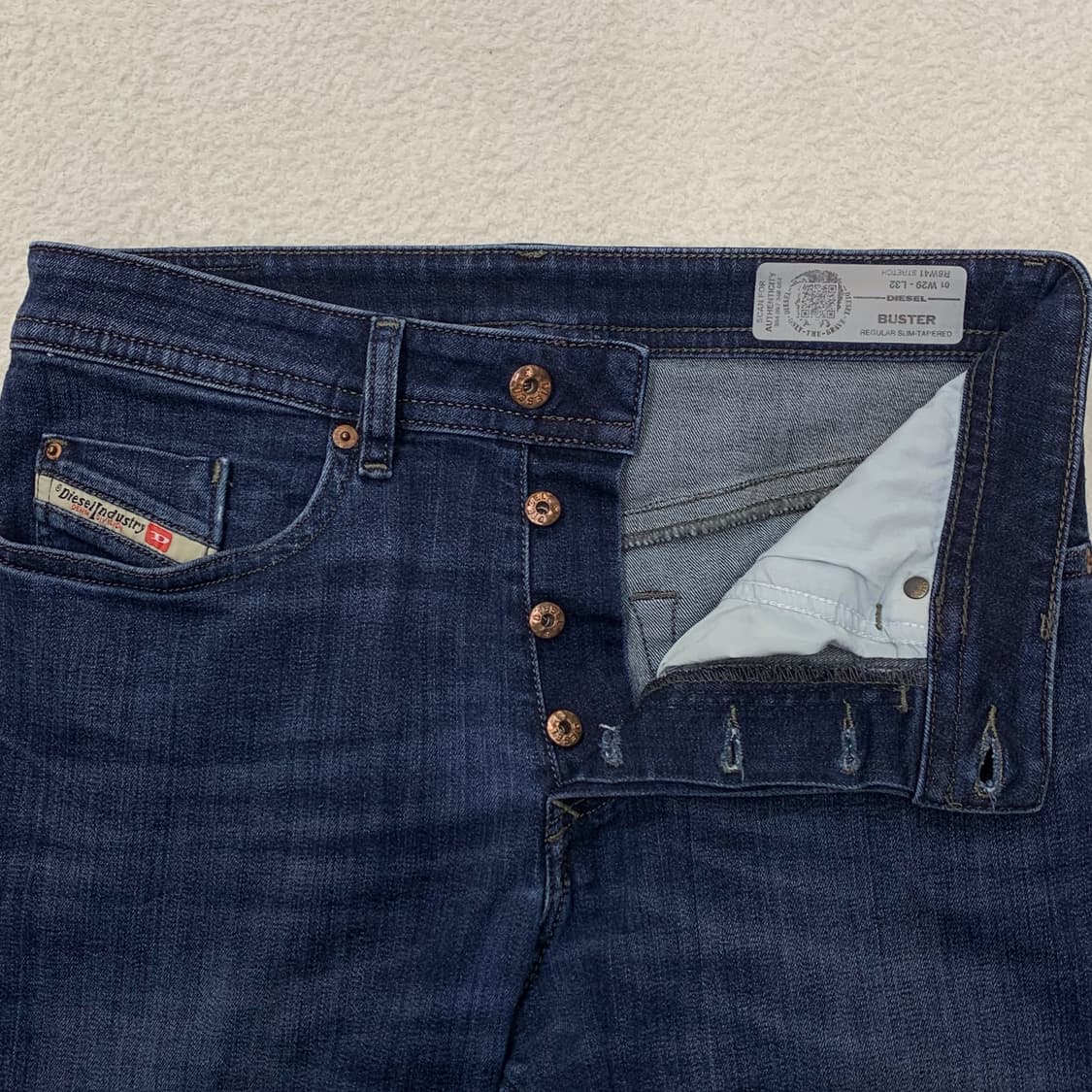 [29,31] 디젤 BUSTER 슬림 스트레이트핏 데님팬츠 상품이미지4