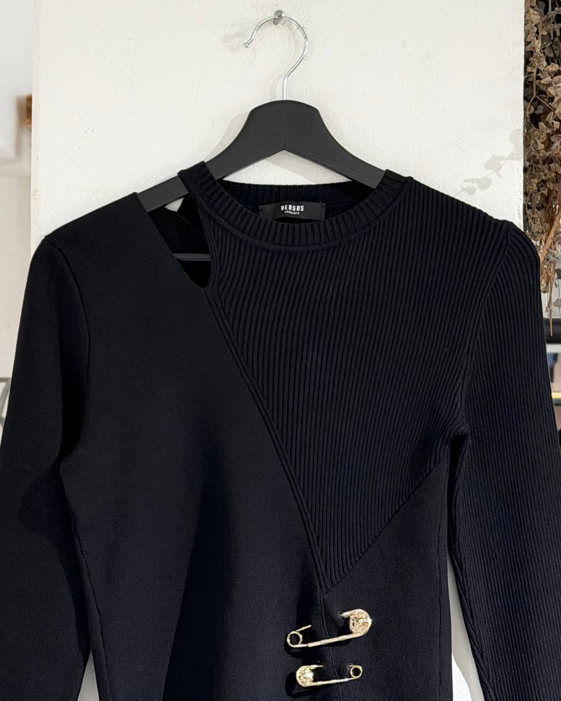 베르수스 베르사체 블랙 컷아웃 골드 세이프핀 장식 니트 상품이미지4