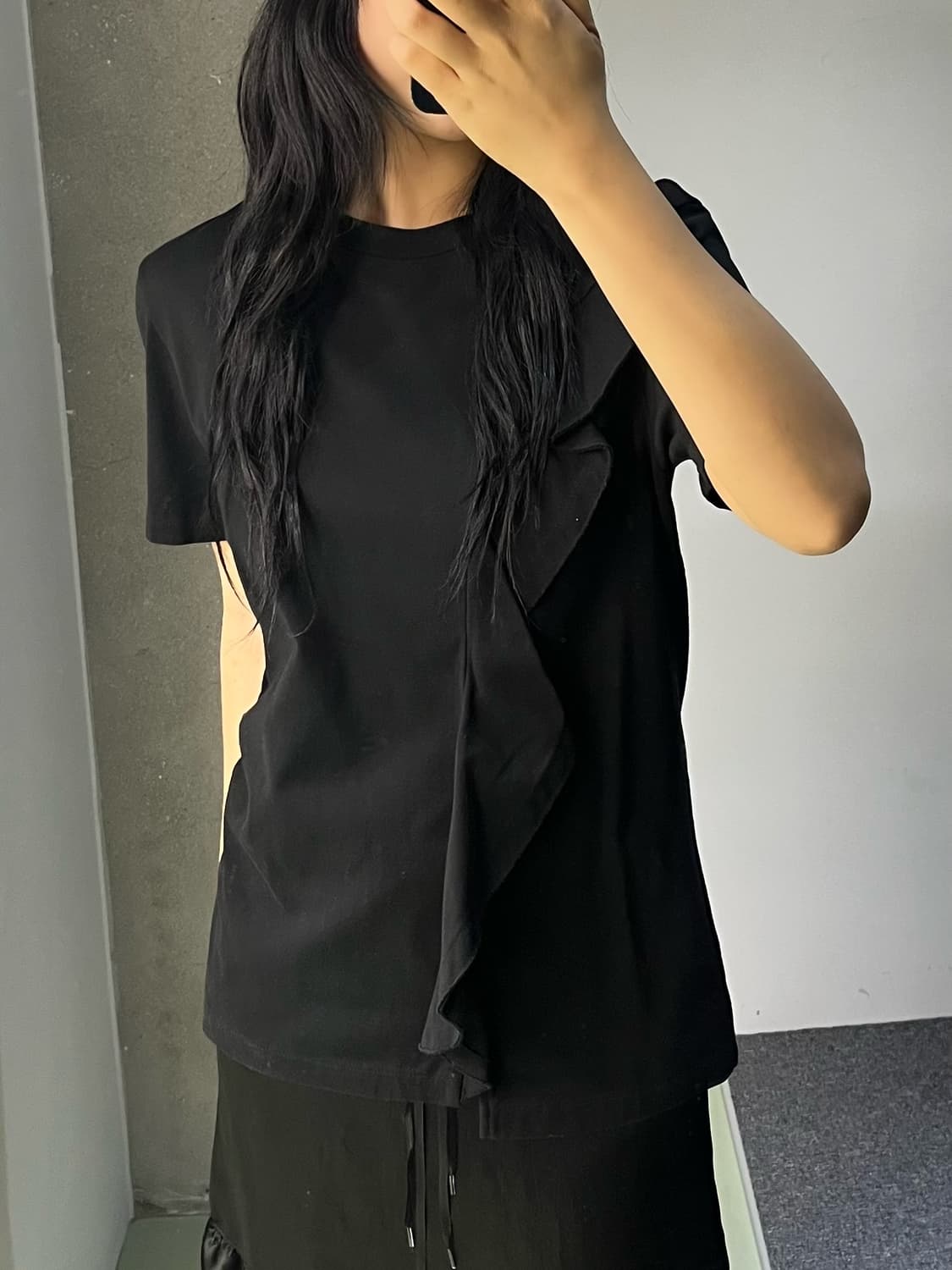 폼 더 스토어 블랙 프릴 티셔츠 상품이미지2