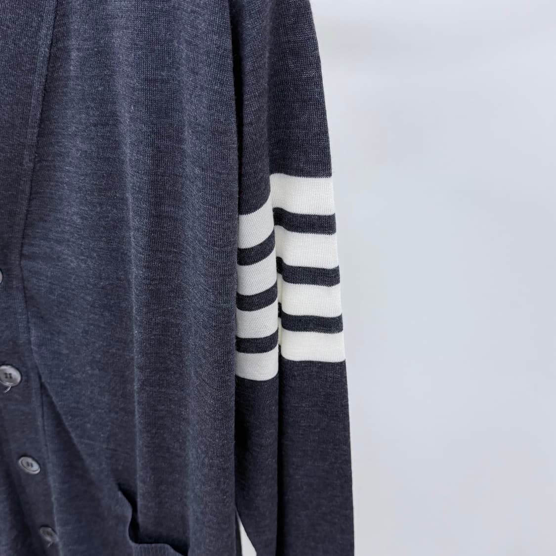 [새상품/선물가능] 톰브라운 사선완장 메리노 울 가디건 다크그레이 상품이미지2