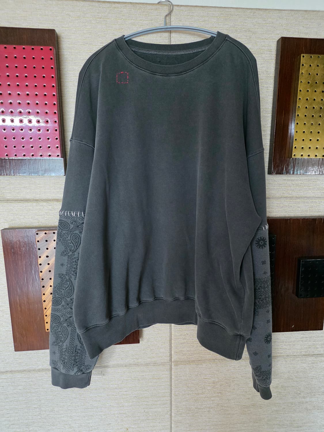 투스페이스 피그먼트다잉 맨투맨 차콜 상품이미지2