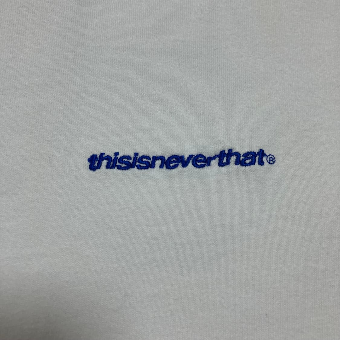 디스이즈네버댓 스몰 로고 화이트 반팔티 상품이미지2