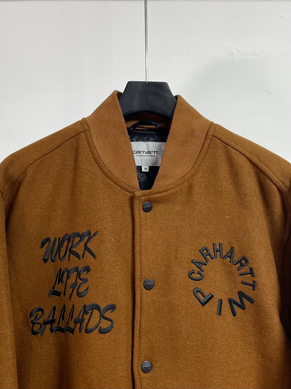 칼하트 WIP 워크 바시티 봄버 자켓 (on.461) 상품이미지2