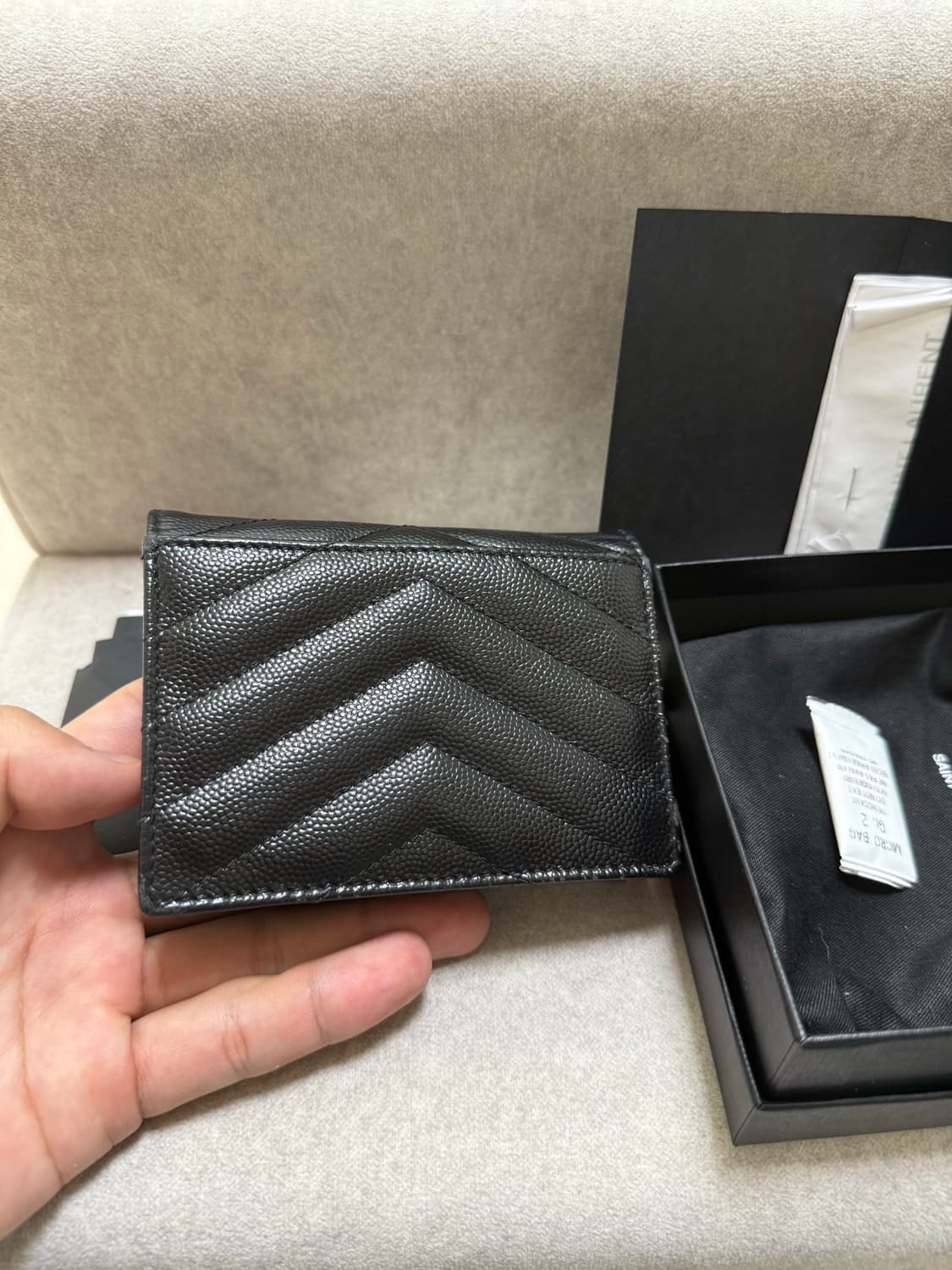 입생로랑 금장 모노그램 풀구성 마틀라세 지갑 668290 BOWA1 상품이미지6