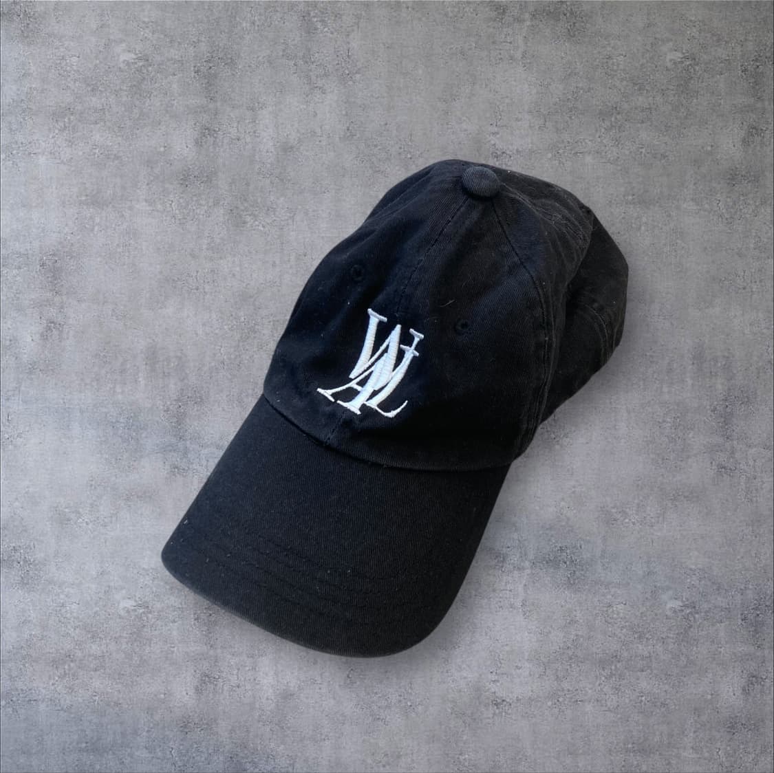 우알롱 블랙 컬러 베이직 로고 볼캡 상품이미지1