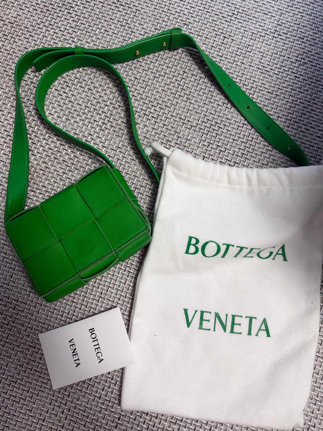 25ss/크림] 보테가베네타 미니 카세트백 그린 상품이미지1