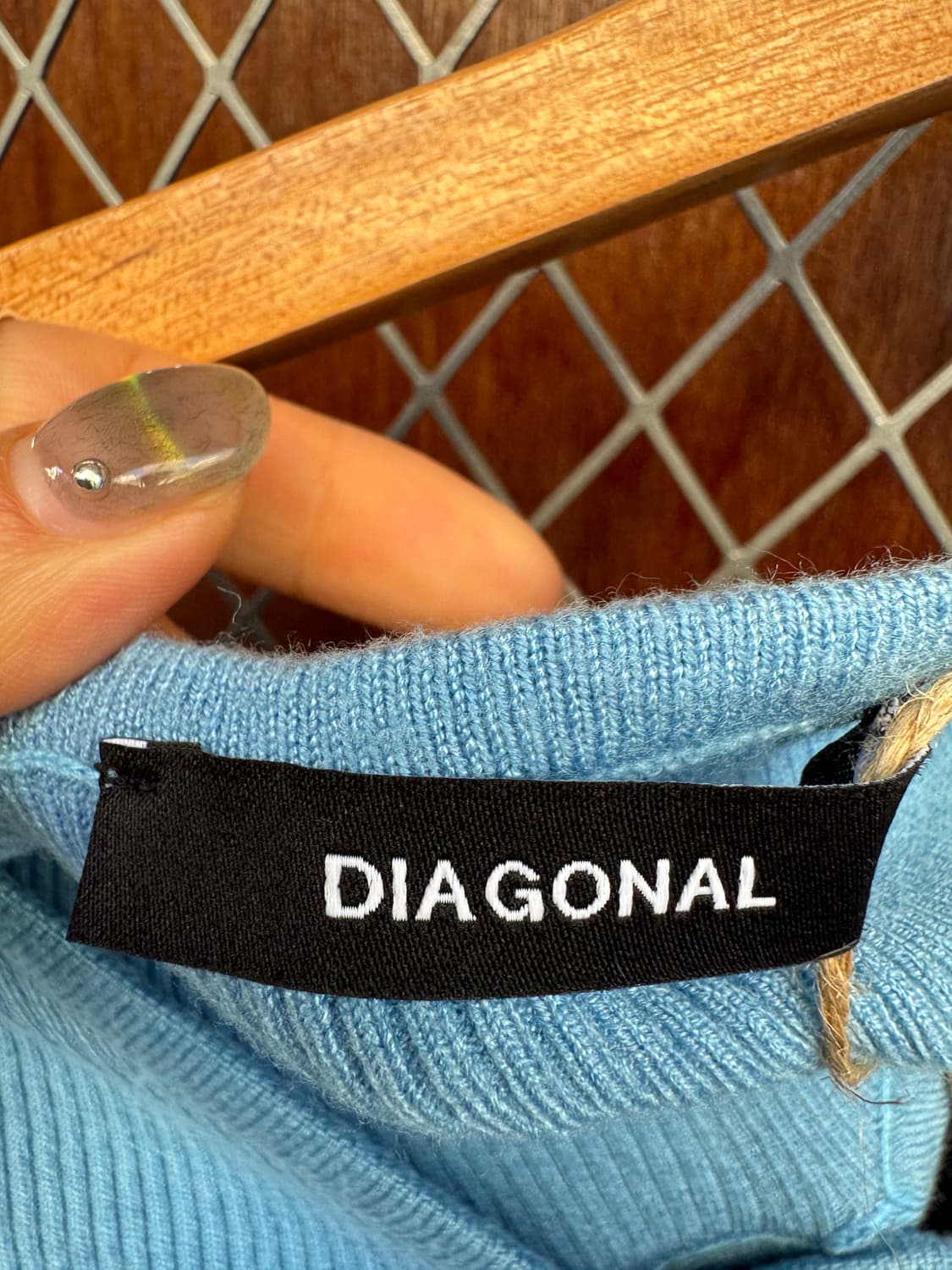 다이애그널 스트랩 버튼 스카이 숄더 트임 크롭 슬림 니트 롱 슬리브 상품이미지9